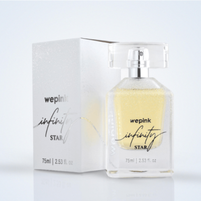 Frasco e caixa de perfume wepink infinity STAR 75ml com líquido amarelo em fundo branco