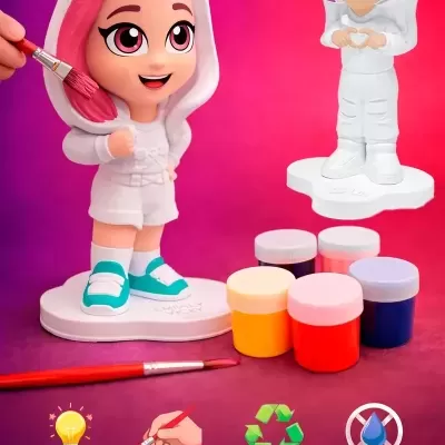 Figura plástica para pintar com pincel e tintas coloridas