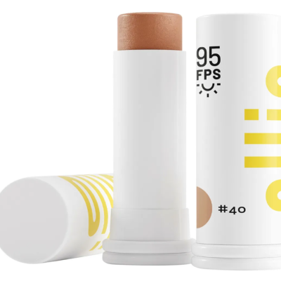 Baton em stick castanho claro com embalagem branca rotulada com FPS 95 e #40