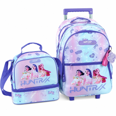 Conjunto mochila de rodinhas e bolsa térmica lilás e azul com personagens femininas e texto KPOP HUNTRX