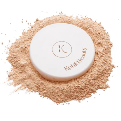 Pó compacto Kahl Beauty com embalagem branca sobre pó solto bege claro