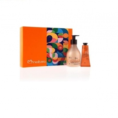 Conjunto Natura com embalagem laranja e dois frascos, um com dispensador e outro pequeno
