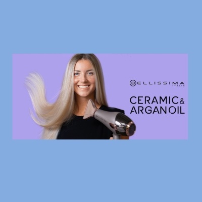 Mulher loira usando secador de cabelo com texto de marca e produto