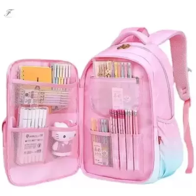 Mochila rosa com compartimentos organizadores abertos contendo material escolar colorido e peluche Hello Kitty