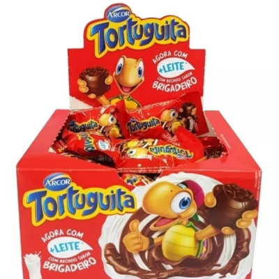 Pacote vermelho de chocolates Tortuguita da Arcor com tartaruga animada e texto promocional.