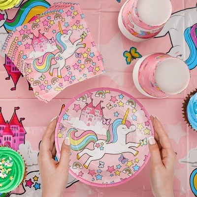 Artigos para festa infantil com tema de unicórnio colorido em fundo rosa