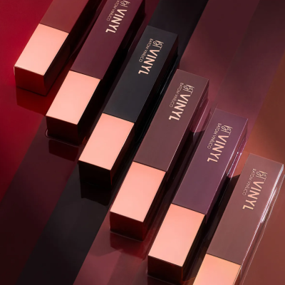 Cinco embalagens retangulares de batons VINYL SOFT MATTE LIP COLOUR em rosa e castanho