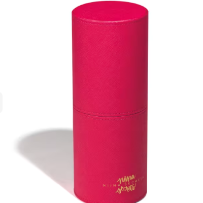 Embalagem cilíndrica rosa vibrante com texto dourado em fundo branco