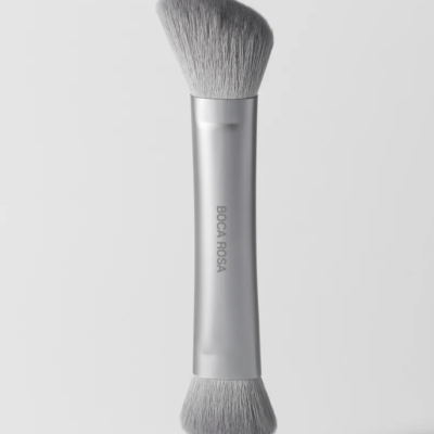 Pincel duplo de maquilhagem com cerdas cinzentas e cabo prateado com texto BOCA ROSA