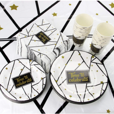 Conjunto de artigos de festa azuis com padrão geométrico dourado e preto e texto comemorativo