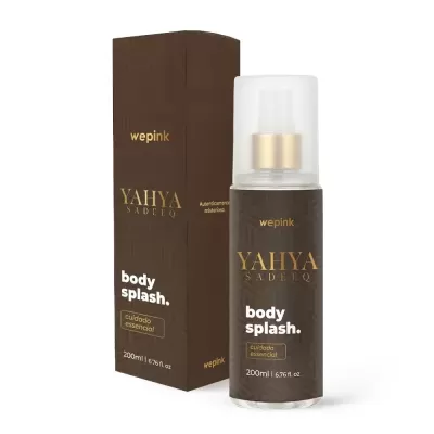Frasco e caixa castanhos de body splash Yahya Sadeeq com textos dourados e brancos