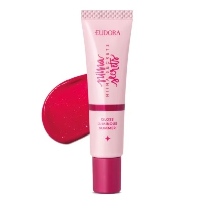 Tubo de gloss labial rosa claro com tampa rosa escuro e escrita vermelha, mancha de gloss vermelho atrás