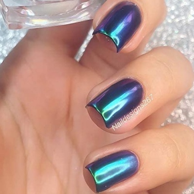 Unhas pintadas com verniz metálico azul, verde e roxo com marca d'água