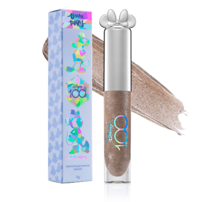Gloss labial metálico com tampa prateada decorada com orelhas de Mickey e embalagem azul clara com texto colorido