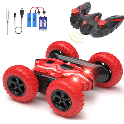 Carrinho de controlo remoto vermelho e preto com acessórios e comando.