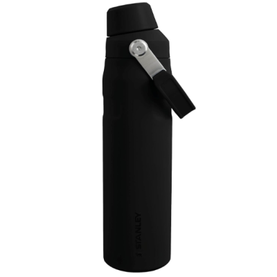 Garrafa térmica preta Stanley com pega metálica e tampa de rosca