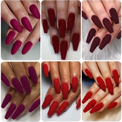 Unhas artificiais longas foscas em vários tons de vermelho e roxo