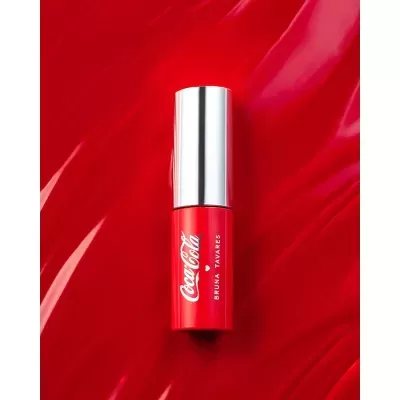 Batom líquido vermelho Coca-Cola Bruna Tavares com tampa prateada
