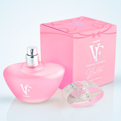 Frasco de perfume rosa com tampa transparente ao lado de caixa rosa com texto branco