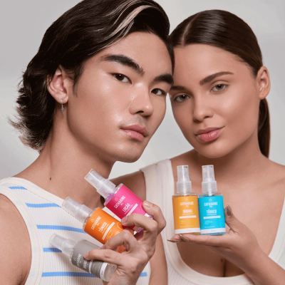 Modelos segurando frascos de spray cosmético coloridos com rótulos em português