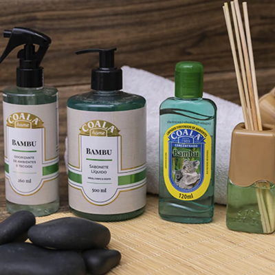 Produtos de higiene e ambiente Coala Bambu com embalagem em plástico e difusor com varetas