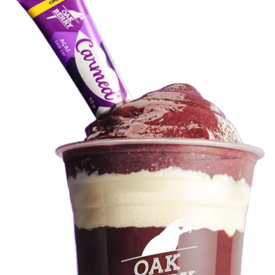 Copo com camadas de gelado creme e roxo e stick de café Carmec Acai Café