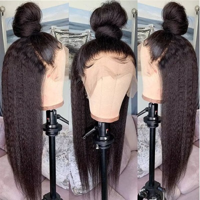 Três manequins com perucas longas castanho escuro parcialmente presas em nó alto em tripés