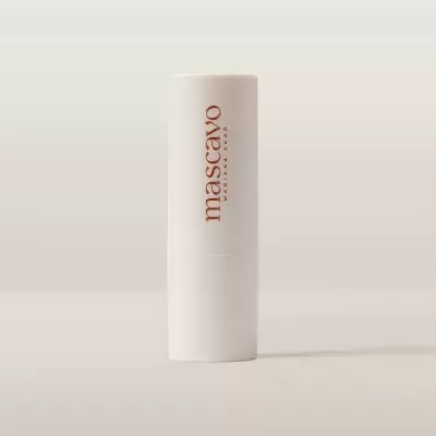Embalagem branca de máscara de pestanas com texto 'mascavo MARIANA SAAD'