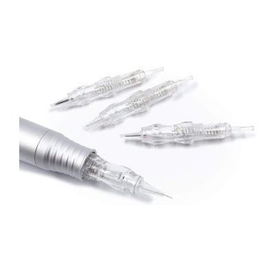 Agulhas de micropigmentação transparentes e acessório metálico prateado em fundo branco