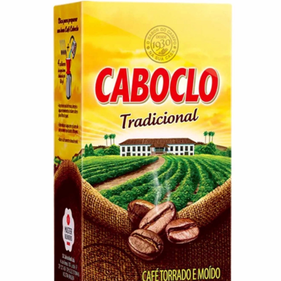 Embalagem de café Caboclo Tradicional com design amarelo, campos de café e grãos na frente