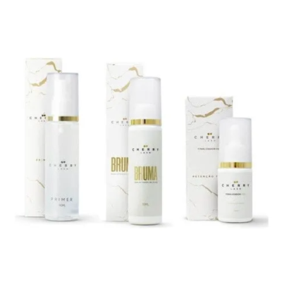 Produtos cosméticos Cherry em frascos transparentes com tampa branca e detalhes dourados