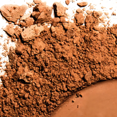 Sombra compacta castanha com pó solto espalhado