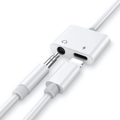 Adaptador branco com porta de áudio 3,5 mm e porta de carregamento Tipo C em fundo branco