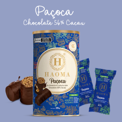 Embalagem azul e dourada de Haoma Paçoca de Amendoim com Chocolate 56% Cacau e duas unidades do produto embaladas individualmente.