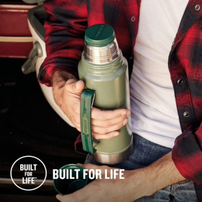 Frasco térmico verde com tampa e alça, mãos segurando, texto BUILT FOR LIFE