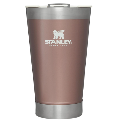 Copo térmico metalizado rosa com tampa transparente e marca Stanley