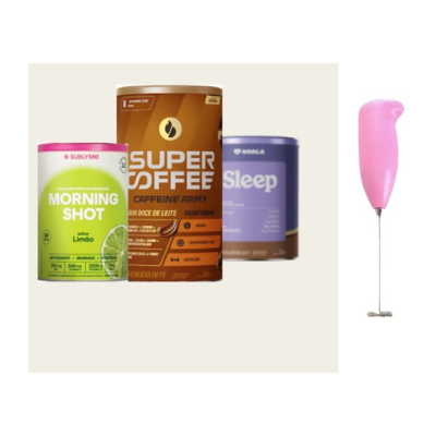 Três latas de suplementos alimentares e um mixer portátil cor de rosa