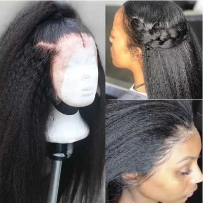 Peruca de cabelo afro preto exibida em manequim e penteada em mulher