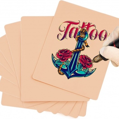 placas de prática para tatuagem com desenho de âncora e rosas vermelho escapadas