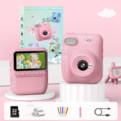 Câmara instantânea DIY rosa com acessórios e embalagem colorida sobre fundo rosa