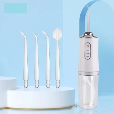 Irrigador oral branco com quatro ponteiras intercambiáveis em fundo azul