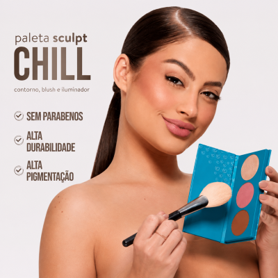 Mulher segura paleta azul de contorno, blush e iluminador com três cores e pincel.