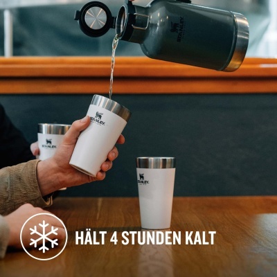 Termos e copos térmicos Stanley em metal branco com líquido a ser servido