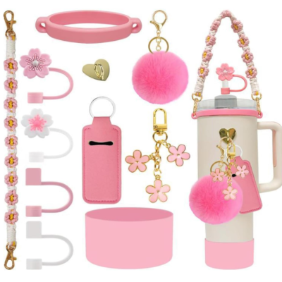 Acessórios rosados para garrafa térmica, incluindo suporte com alça de flores e pompom