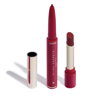 Dois batonetes de maquilhagem Eudora, um vermelho e outro em tom vermelhão, em fundo branco