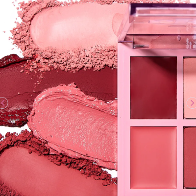 Paleta de maquilhagem com quatro cores em tons de rosa e vermelho, texturas cremosas e mate.