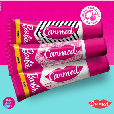 Três tubos de creme Carmed edição limitada Barbie em embalagens rosa, branco, preto e amarelo.
