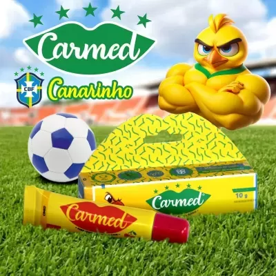 Tubo de creme Carmed e embalagem junto a bola de futebol e mascote canarinho em relvado de estádio