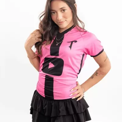 Mulher com t-shirt rosa desportiva e saia preta curta