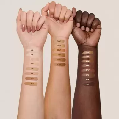 Amostras de base de maquilhagem em três tons de pele diferentes